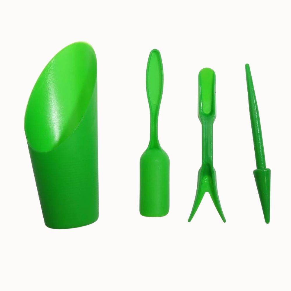 Quatre outils de repiquage en plastique vert, comprenant une pelle, une fourchette et un pointeur
