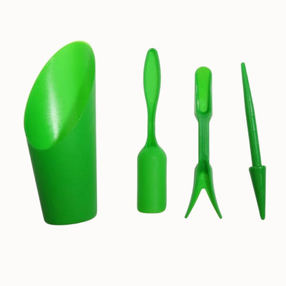 Quatre outils de repiquage en plastique vert, comprenant une pelle, une fourchette et un pointeur