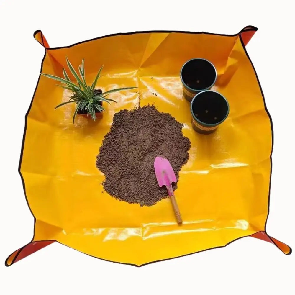 Tapis de rempotage jaune avec terre, deux pots noirs et une plante verte sur le dessus