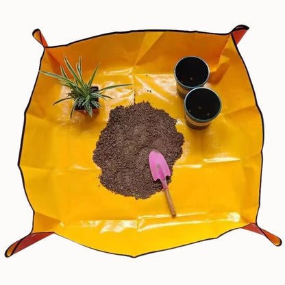 Tapis de rempotage jaune avec terre, deux pots noirs et une plante verte sur le dessus