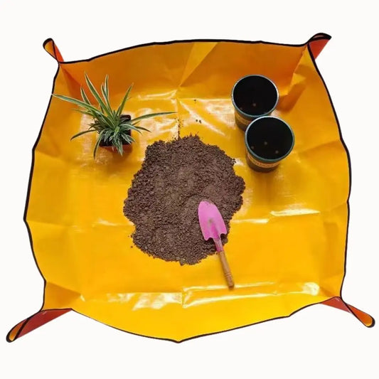Tapis de rempotage jaune avec terre, deux pots noirs et une plante verte sur le dessus