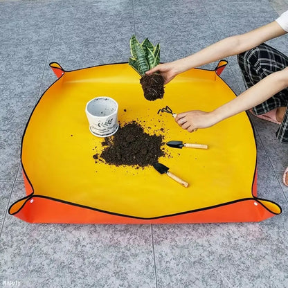 Tapis de rempotage jaune avec terre, pot blanc et plante verte sur un sol gris clair