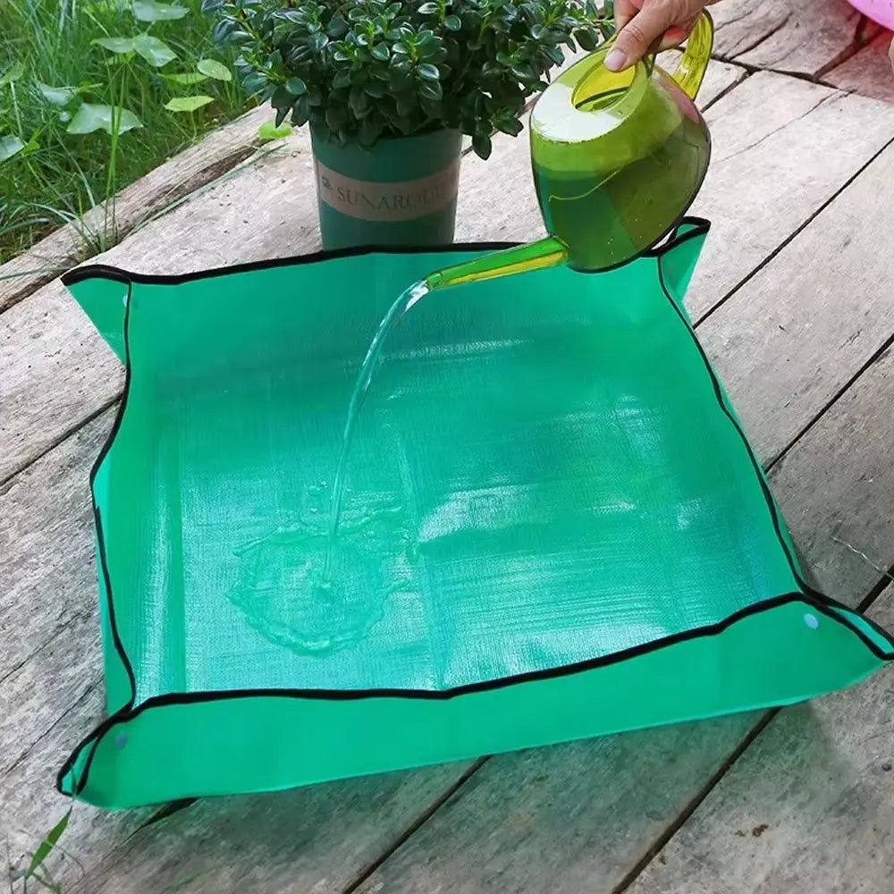 Tapis de rempotage vert en PP avec un arrosoir versant de l'eau sur une surface en bois