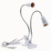 Support à pince avec deux douilles E27 flexibles et câble électrique blanc, sur fond neutre