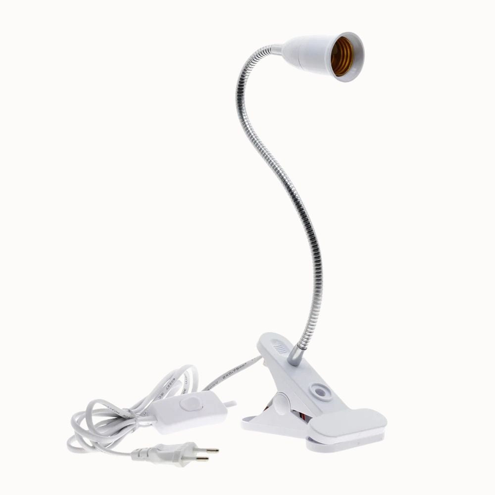 Support à pince blanc avec douille E27, flexible et cordon d'alimentation visible, sur fond neutre