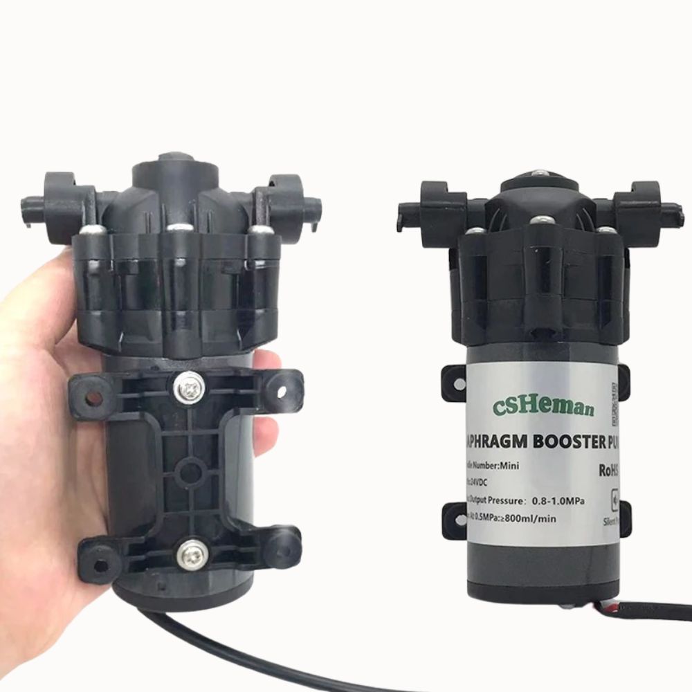 Pompe brumisateur noire avec deux buses orientables et un câble d'alimentation visible