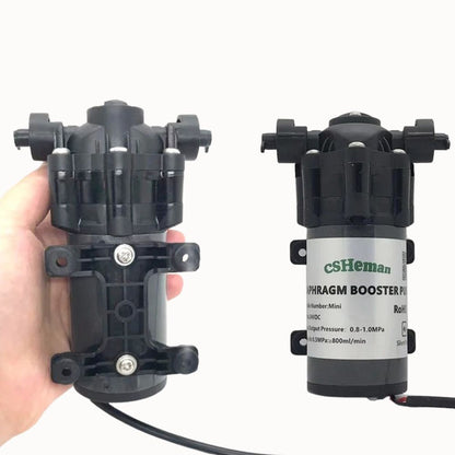 Pompe brumisateur noire avec deux buses orientables et un câble d'alimentation visible