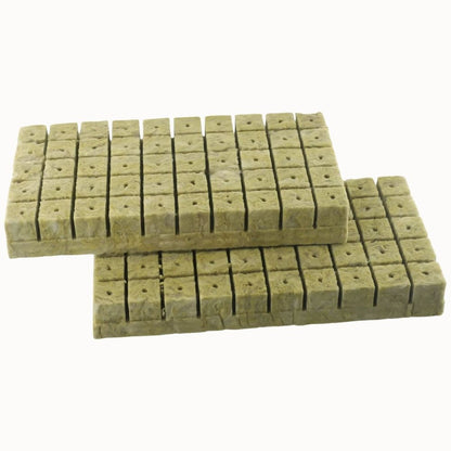 Cubes de laine de roche de couleur beige, disposés en plusieurs rangées avec des trous visibles