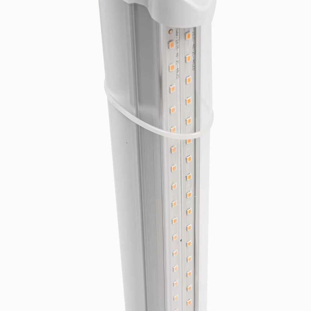 Barre LED blanche avec plusieurs petites lumières, fixée sur un support vertical en métal argenté
