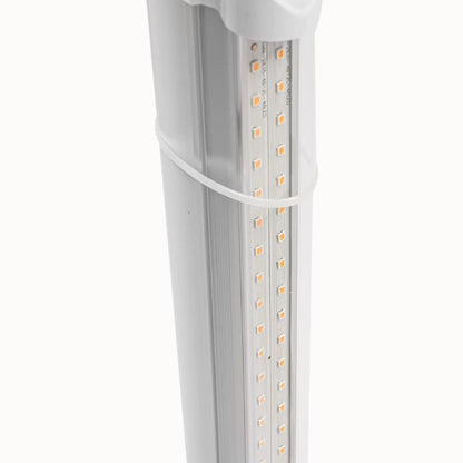 Barre LED blanche avec plusieurs petites lumières, fixée sur un support vertical en métal argenté