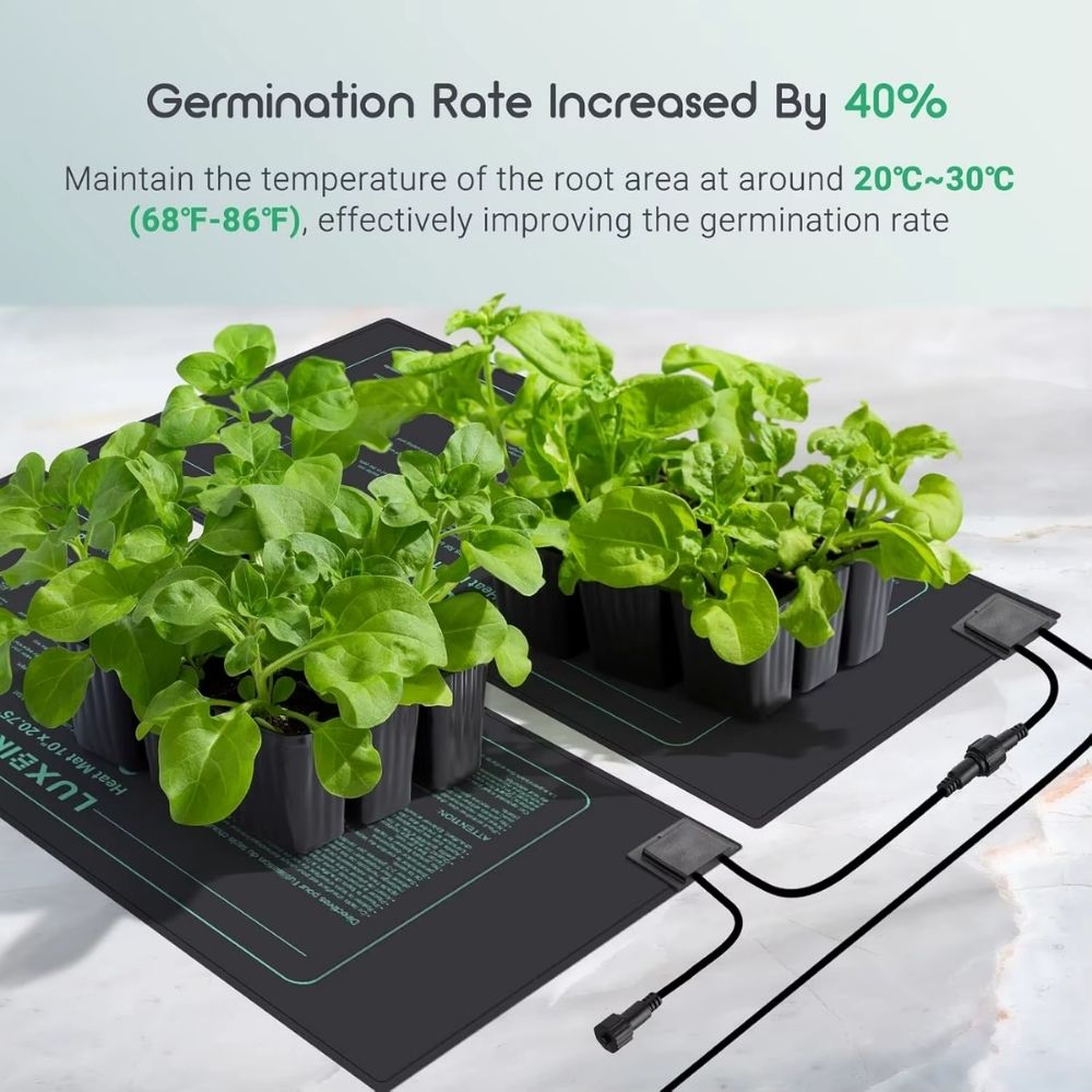 Tapis chauffant pour plantes avec pots de semis contenant des jeunes pousses vertes sur un fond noir