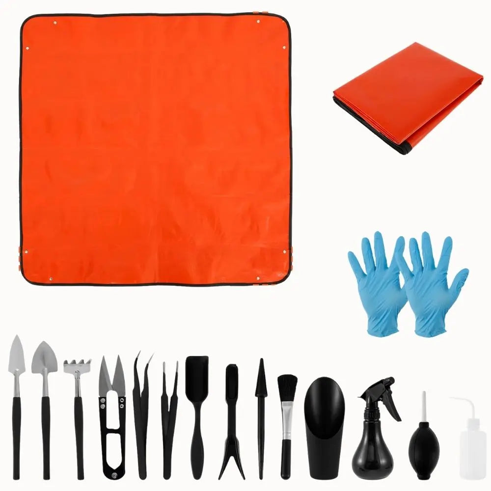 Tapis de rempotage orange avec outils de jardinage noirs et gants en latex bleus sur fond clair