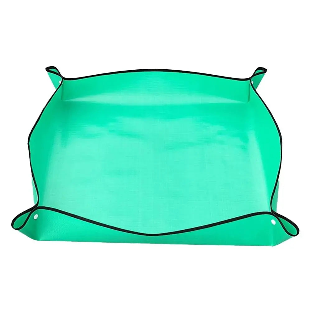 Tapis de rempotage vert avec bords noirs, surface lisse et légèrement brillante, forme rectangulaire et souple