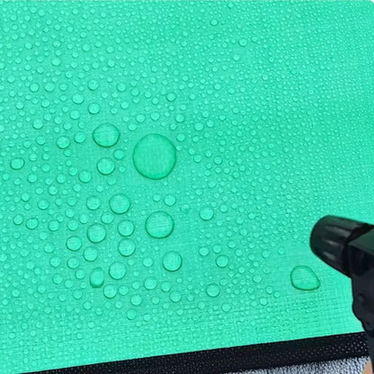 Surface de tapis de rempotage vert avec des gouttes d'eau et texture lisse, fond noir visible