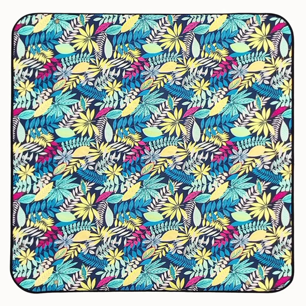 Tapis de rempotage avec motifs colorés de feuilles et fleurs sur fond bleu foncé