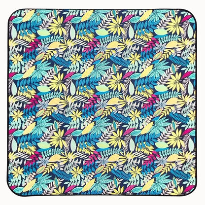 Tapis de rempotage avec motifs colorés de feuilles et fleurs sur fond bleu foncé