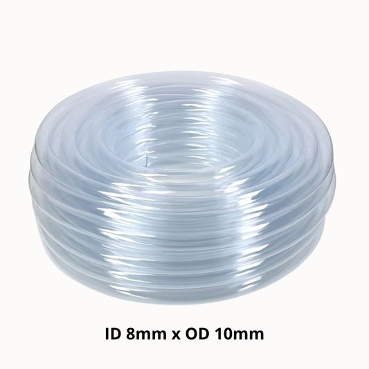 Tube flexible transparent de 8 mm enroulé, avec une surface lisse et brillante, sur fond clair