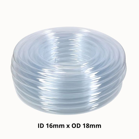 Tube PVC transparent de 16 mm de diamètre, enroulé en spirale sur un fond clair
