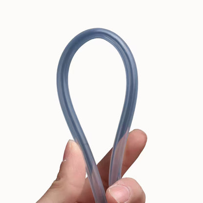 Tube en silicone transparent, souple, de forme allongée, tenu à la main, avec une légère courbure