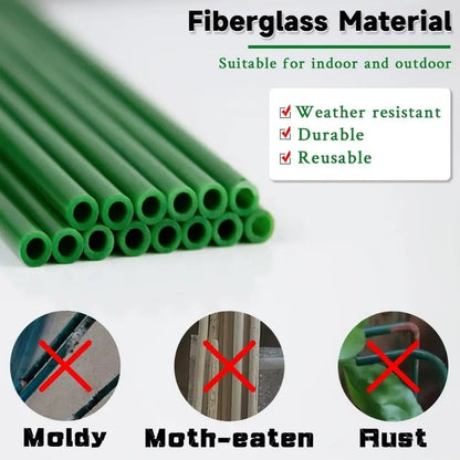 Tubes en fibre de verre verts, lisses et droits, empilés sur un fond clair, sans motifs visibles