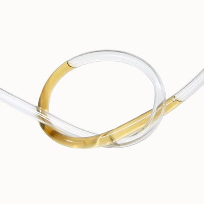 Tuyau transparent de 20 mm avec une courbure et une couleur dorée sur une partie visible