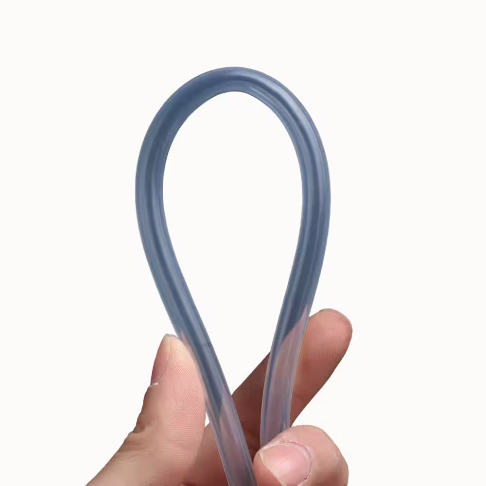 Tuyau en silicone transparent de forme flexible, légèrement courbé, avec une surface lisse et brillante