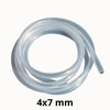 Tuyau en silicone alimentaire souple de couleur transparente, enroulé en spirale sur fond blanc