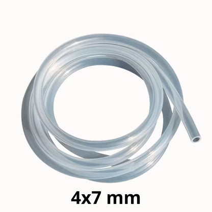 Tuyau en silicone alimentaire souple de couleur transparente, enroulé en spirale sur fond blanc