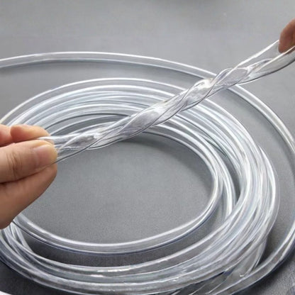 Tuyau transparent de 9 mm enroulé avec une main tenant une section torsadée et lisse
